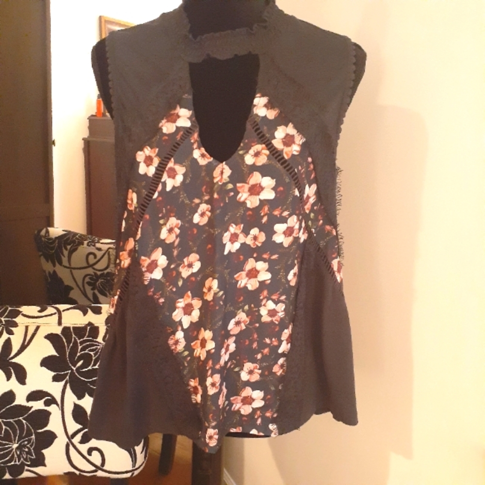Sexy sleevless floral print, choker detail top